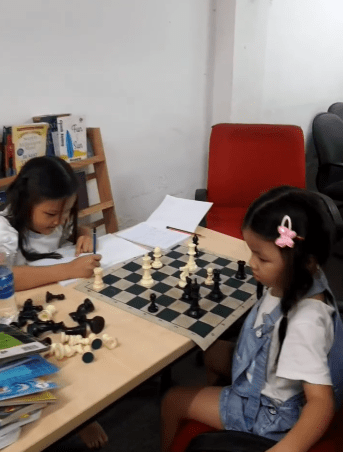 Tre 4 tuo hoc co vua 